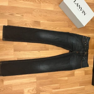 Nudie Jeans - Klassiska Nudie Jeans i storlek 30/34. Snygg mörkblå tvätt med den ikoniska Nudie-designen som aldrig går ur tiden. Jeansen är i mycket bra skick, sparsamt använda och redo för en ny ägare.  ✔️ Storlek: 30/34 ✔️ Märke: Nudie Jeans ✔️ Färg: Mörkblå ✔️ Passform: Slim/regular fit ✔️ Skick: Mycket bra  Ett perfekt val för dig som gillar kvalitetsjeans med både stil och komfort, priset går att diskuteras om du har några funderingar det är bara skriva till!!!