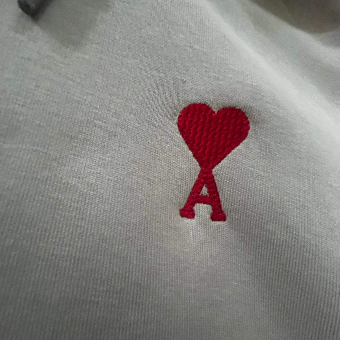 Beige hoodie från Ami Paris med rött hjärta - 2