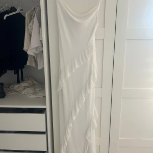 Fin klänning  - Säljer nu två kläningar, dom är nytt skick, dom är stretchiga i matrialet 100kr st 