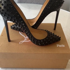 Christian Louboutin pigalle spikes  - Ett par super fina pigalle klackar med spikes 12 cm Dem är i jätte bra skicka endast små ”repor” på sulan som inte syns alls nör man har på sig dem annars i perfekt skicka. Säljer för att de är för stora
