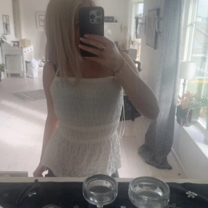 Festtopp med öppen rygg - Superfin festlig topp med öppen rygg, har aldrig kommit till användning, från Gina tricot🩷