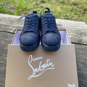 Christian Louboutin skor  - Snygga mörkblå skor från Christian Louboutin. Alla originella saker följer med så klart. Skorna är använda ett par gånger ändast som ni ser