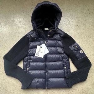 Moncler cardigan - Säljer denna superfina moncler cardigan!  Den är använd fåtal gånger och använd sparsamt.  Inga tecken på slitage och inga defekter!  Hör av dig vid frågor! 