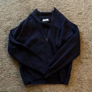 Mörkblå kofta med dragkedja från Viellas - Säljer en riktigt fett zip tröja från viellas. Tröjan är sprillans ny och aldrig använd. Kommer i en snygg stilren navy blue färg i storleken XS, passar även S. Kontakta gärna vid frågor☺️