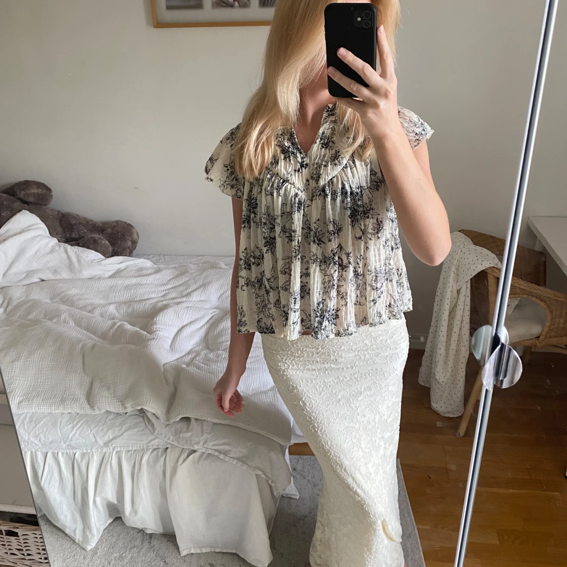 Blommig plisserad blus i vitt och svart