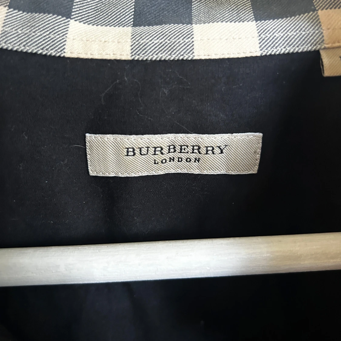 Svart Burberry skjorta med rutig detalj - 4