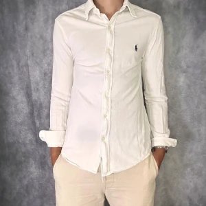 Ralph Lauren skjorta  - Säljer nu denna stilrena skjorta från Ralph Lauren | Storlek S men sitter något stort | Skick 9/10 Inpincip ny använd fåtal gånger | Pris inte hugget i sten | Skriv vid funderingar \\ Mvh 