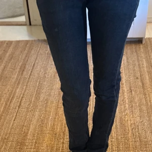 Blå high waist jeans från Perfect Jeans - Snygga blå jeans från Perfect Jeans med hög midja och klassisk femficksdesign. Jeansen har en slim passform och raka ben, tillverkade i mjukt denimtyg med lite stretch för extra komfort. Perfekta till sneakers eller boots.