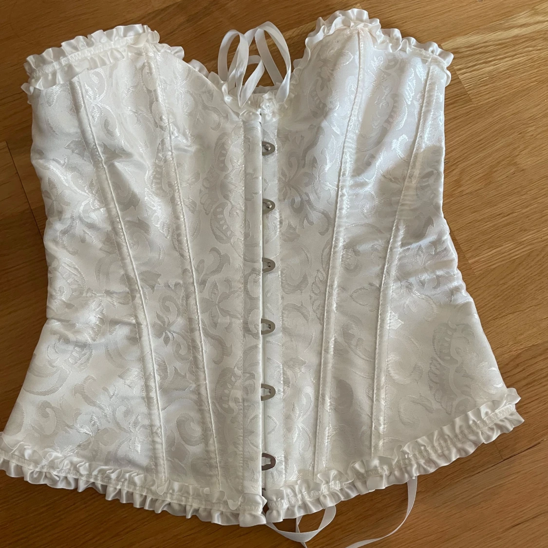 Vit korsett med spets och snörning