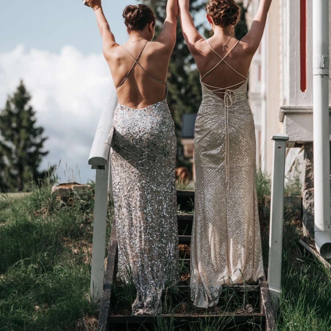 Glittrig silver balklänning med öppen rygg - 1