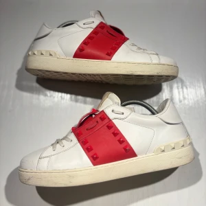 Valentino skor - Hej! Säljer nu mina skor från märket Valentino , storlek 41.5 bra skick, allt på bilden ingår. Tveka inte på att höra av dig om du har frågor eller funderingar kring skorna! 