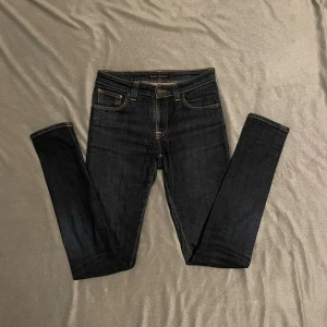 Nudie jeans - Tja! Säljer ett par mörkblå Nudie Jeans i nyskick, storlek W28 Perfekta om du vill ha ett par fräscha jeans med bra passform.  Hör av dig om du har frågor eller funderingar!