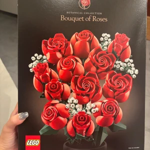 Bouquet of Roses Botanical Collection - LEGO Botanical Collection Bouquet of Roses set, perfekt för samlare och som dekorativt inslag. Öppnad, endast 2 blommor ihopsatta. Låda nästan som ny. 