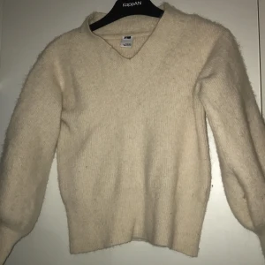 Stickad tröja - en lätt, fin stickad tröja som är använd någon fåtal gång, eftersom jag inte hittat något bra tillfälle🌟 den är också för liten då jag har storlek M därav anledningen till att jag säljer denna fina tröja🌟 vill också säga att ‼️pris kan diskuteras‼️