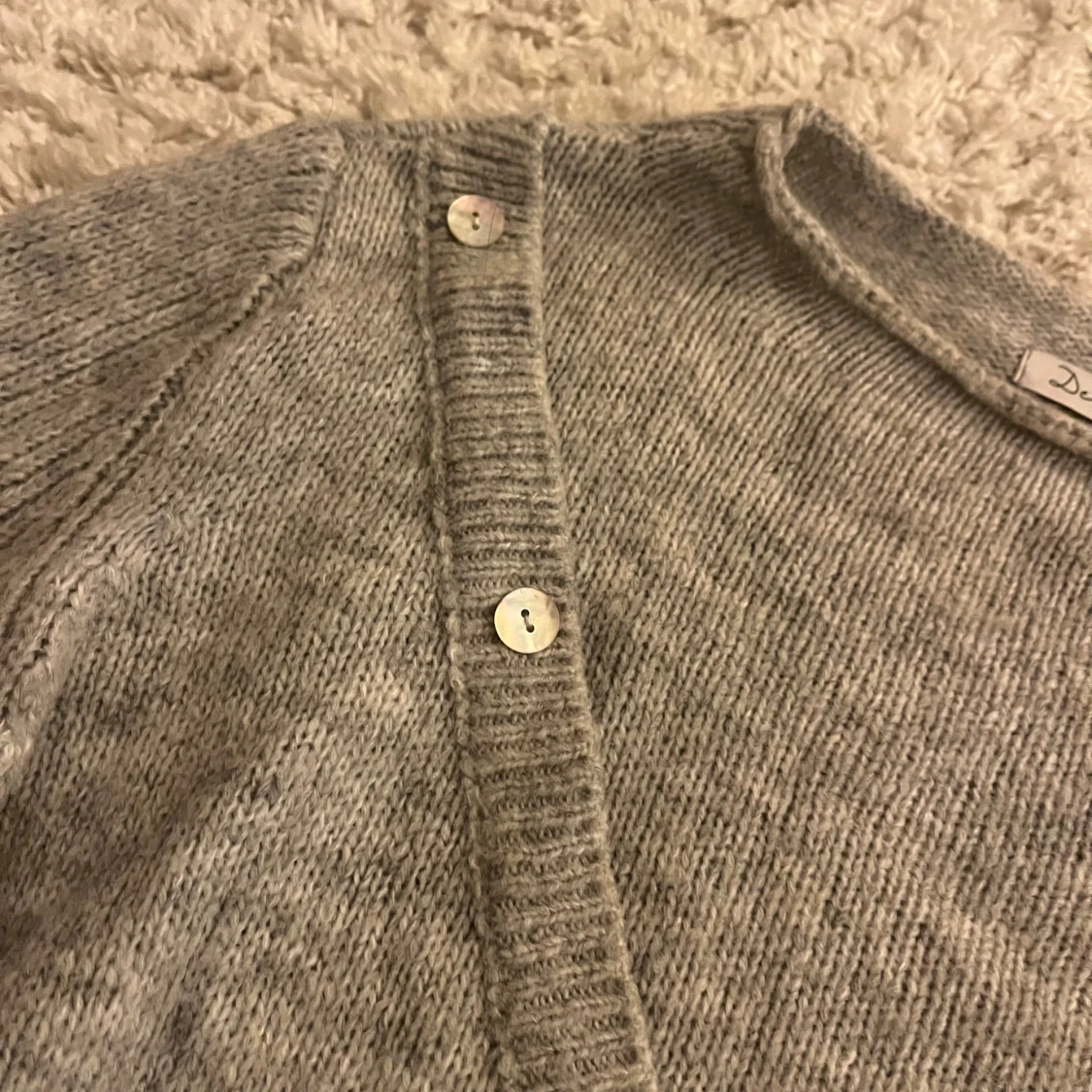 Grå stickad tröja med knappar Design by Si - 1