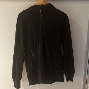 Cp company hoodie  - Säljer min cp company hoodie eftersom den inte kommer till användning. Den är i toppskick och har inga defekter. Den är 100% äkta. Pris kan sänkas vid en snabb och smidig affär 