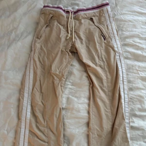Beigea lågmidjade y2k parachute pants - Väldigt lågmidjade vintage parachute pants💓