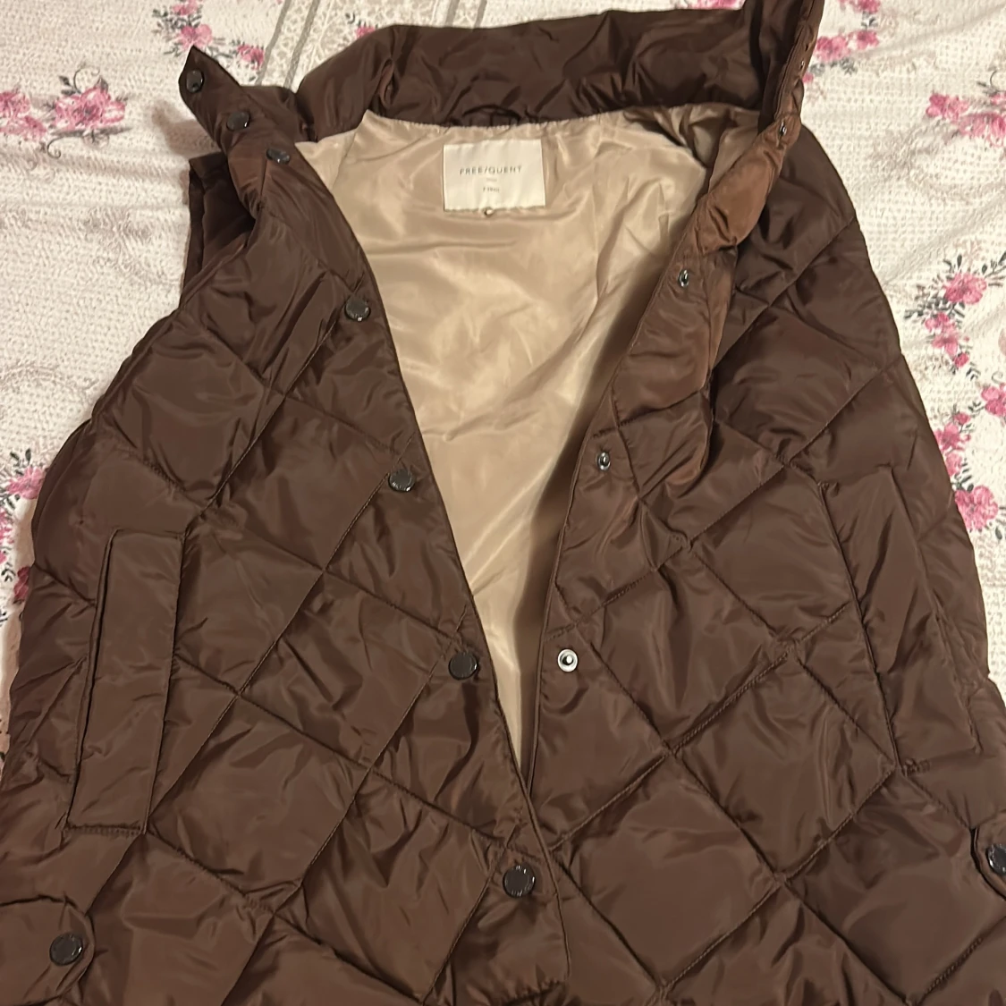Brun quiltad dunväst från Freequent - 2