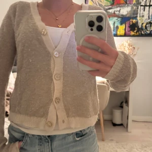 Beige stickad kofta med knappar - Trendiga koftan från Zara!! Den är en del använda då den är lite nopprig! ❣️