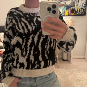 Stickad svartvit mönstrad tröja!! - Super snygg samt unik! Säljer då jag har för mycket stickade, bra skick!❣️