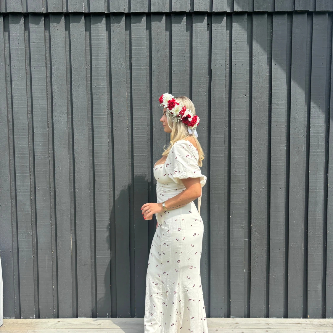 Vit långklänning med blommigt mönster - 2