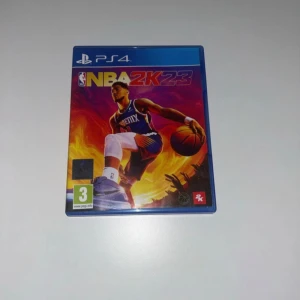 NBA 2K23 PS4 - NBA 2K23 till PS4 i mycket fint skick. Komplett med fodral och skiva, inga synliga repor eller skador. Upplev realistisk basket med uppdaterade lag, spelare och spännande spellägen. Perfekt för sport- och basketfans!