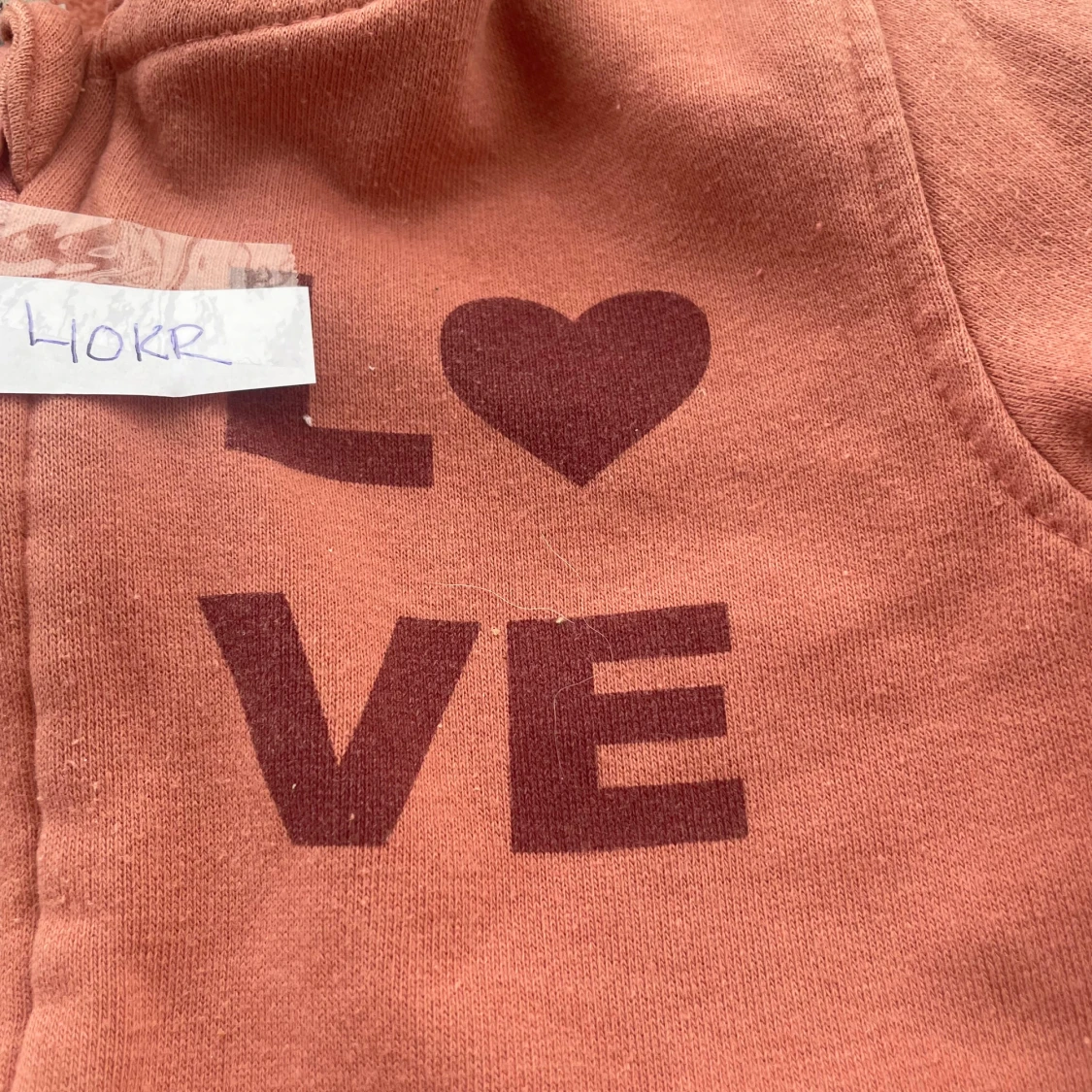 Rosa hoodie med LOVE-tryck och huva - 1
