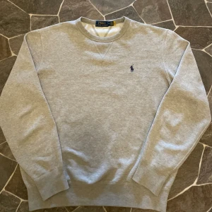 Ralph Lauren Sweatshirt  - En mycket fin Ralph Lauren sweatshirt som är knappt använd. Den har inga defekter bara att jag inte tycker om den längre.  Priset kan diskuteras!