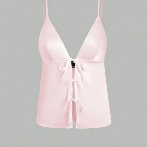 Ljusrosa satinlinne med snörning SHEIN - Supersöt ljusrosa linnetopp från SHEIN i satinliknande material. Djup v-ringning, smala justerbara axelband och tre dekorativa knyt framtill som ger en trendig look. Perfekt att styla med jeans eller kjol för en cool vibe.