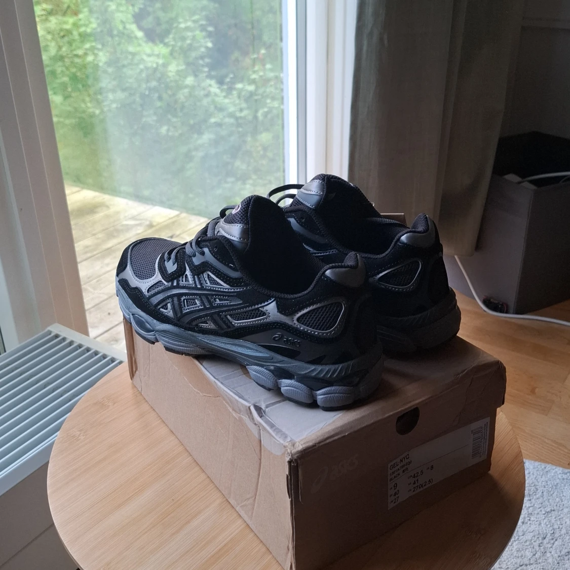  Asics Gel NYC black, de är 42.5 men de är små I storlek - 1