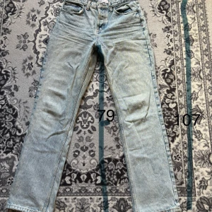 Ljusblå raka jeans från ZARA - Ljusblå jeans från ZARA med klassisk femficksdesign och raka ben. Jeansen har normal midja, bälteshällor och knappgylf. Tillverkade i denim med en lätt tvättad look som ger en avslappnad vibe.