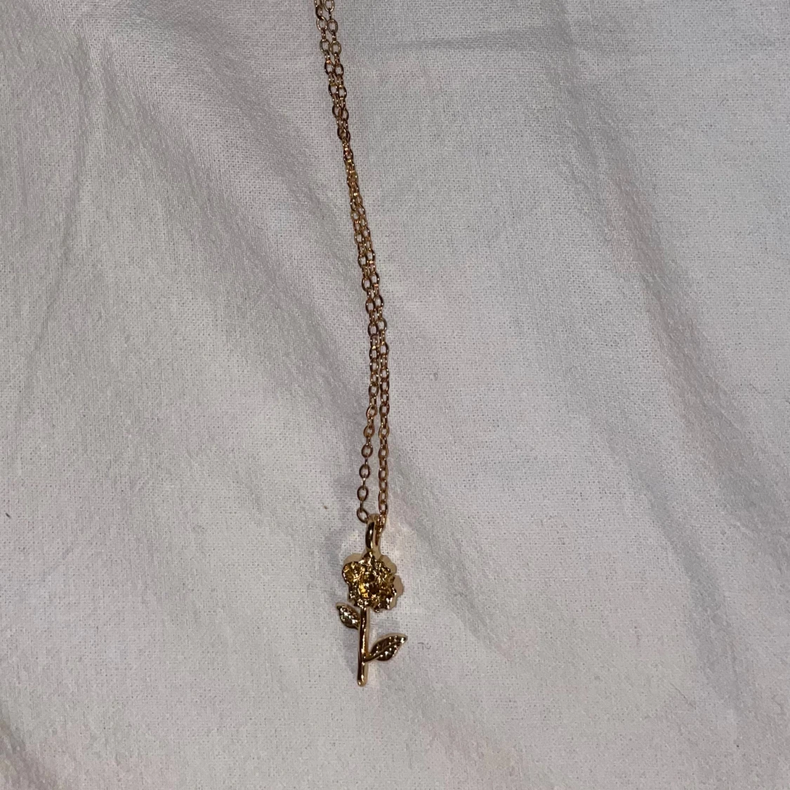 Guldigt halsband med blomma