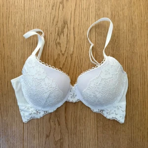 Push-up BH, OANVÄND - Helt oanvänd, med lapp kvar! Push-up bh från Dorina.  Storlek: 70D Original pris: 349kr