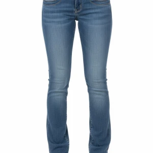 Blå bootcut jeans från ltb - Snygga blå jeans med bootcut från ltb. Jeansen har klassisk femficksdesign, normal midja och lätt utsvängda ben. Tillverkade i mjuk bomullsdenim med lite stretch för skön passform. Perfekta för en avslappnad och trendig look.