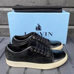 Lanvin skor - Säljer nu dessa sjukt feta lanvin skor i storleken uk8 som motsvarar storlek 42 | Riktigt fint skick endast en liten defekt på vänstra cap toen (se bild 4) | vid köp medföljs box, 2 dusbags och självklart skorna | hör gärna av er om ni har några frågor eller funderingar!