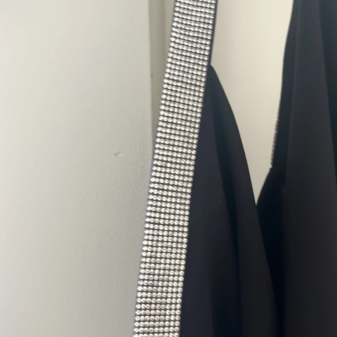 Svart festtopp med glittriga band från MNG - 2