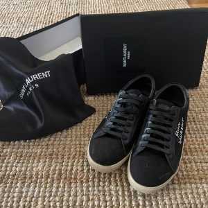 Saint Laurent skor  - Säljer mina otroligt snygga YSL skor dessa är perfekta nu till hösten. Storlek 42 men passar dig som har 43 också. Först till kvarn!! 