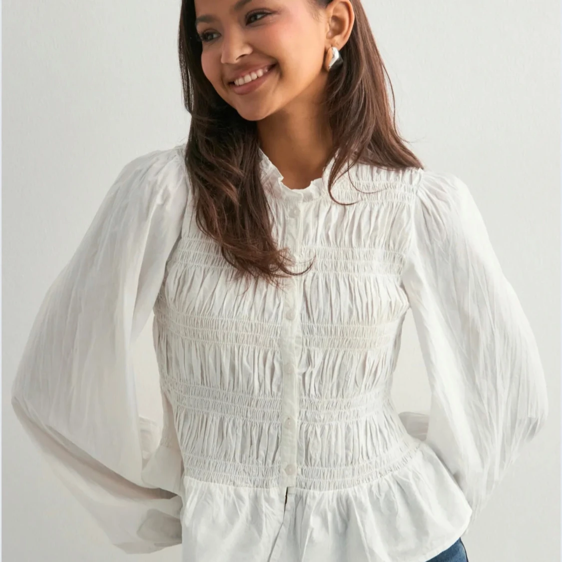 Vit smockad blus med volang från Nelly - 1