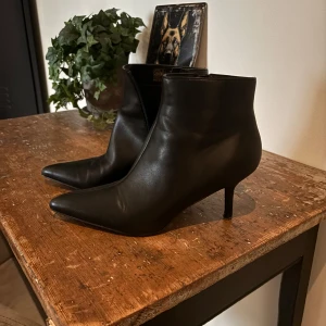 Svarta stövletter med spetsig tå - Dem är från Zalando - Anna Field 