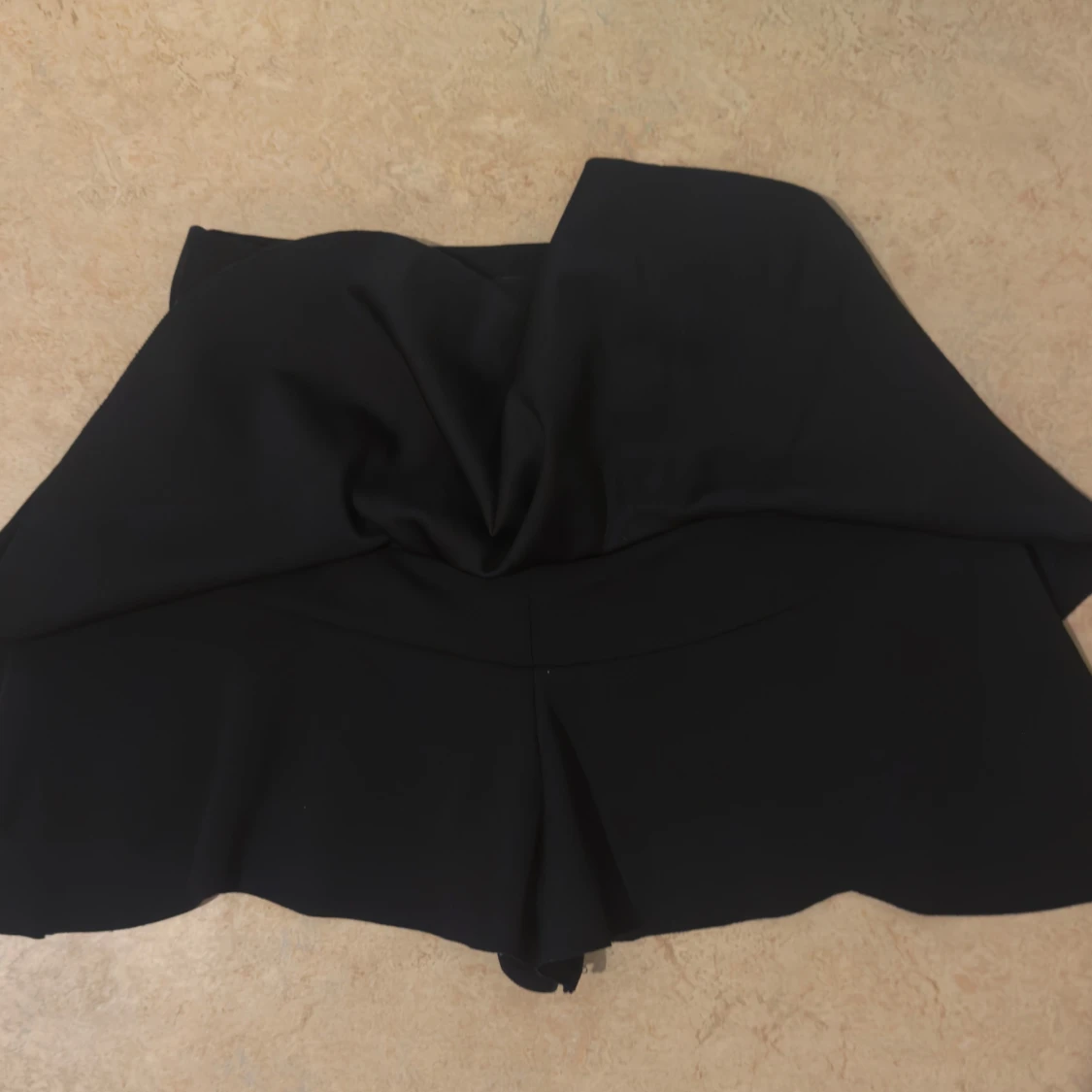 Svart volangkjol med shorts - 1