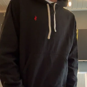 Svart hoodie från Polo Ralph Lauren - Svart hoodie från Polo Ralph Lauren. Den är liten i storleken passar nog S-XS. Ny pris 2300 mitt pris 799🤝