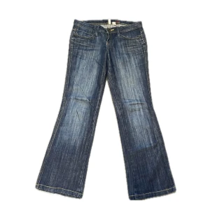 Mörkblåa lowwaist bootcut jeans - Snygga blå bootcut jeans från MNG Jeans, modell Eva. Jeansen har klassisk femficksdesign, kontrastsömmar och utsvängda ben. Så himla snygga! Skulle säga att de passar en som har storlek S ungefär, midjemått 39cm innerbenslängd 76cm 💕💕