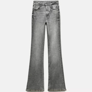 Grå bootcut jeans med hög midja - Snygga grå jeans med bootcut och hög midja. Jeansen har klassisk femficksdesign och är tillverkade i mjukt denimtyg. Perfekta för dig som gillar en retroinspirerad look med utsvängda ben.