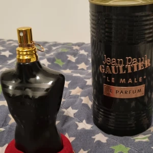 Jean Paul Gaultier Le Male - Le Male Le Parfum Intense från Jean Paul Gaultier, 125 ml. Tillverkad i Frankrike. Snygg och unik flaska som sticker ut i samlingen. Perfekt för dig som vill ha något extra.