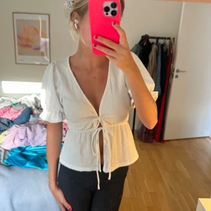 Vit blus med knyt från Gina Tricot - Supersöt vit blus från Gina Tricot i storlek XXS. Använd fåtal gånger 