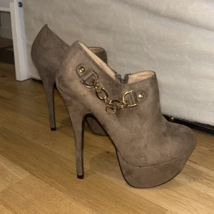 Tulipano pumps - stövletter - Oanvända pumps/stövletter i storlek 37. Endast testade inomhus. Finns i Stockholm. 