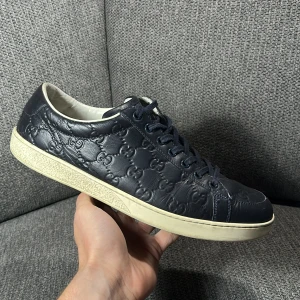 GG brooklyns - Säljer dessa feta GG brooklyns i storlek 8,5 som motsvarar 42,5-43,5 ungefär. Skorna är i väldigt fint skick förutom en liten reva, se bild. De kostar 8000kr i butik men säljs nu för endast 1499kr‼️‼️