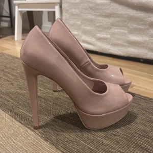 Rosa platåpumps Boohoo - Rosa/beige platåpumps från Boohoo, oanvända i storlek 37. Endast provade hemma. Finns i Stockholm. 