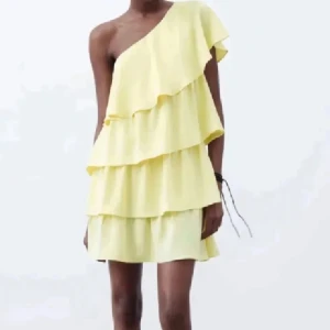 Slutsåld Zara klänning - Säljer min jättefina gula volangklänning från Zara, den är super trendigt och har stor efterfrågan därav priset!💓passar både m och s!