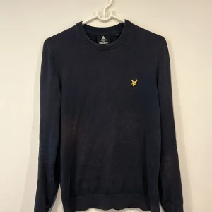 Lyle & Scott overshirt från NK - Tjena, säljer nu min snygga overshirt från lyle and scott. Den är köpt på NK för 1100kr och kvitto finns. Den är i fint skick 8/10, den har lite sminkfläckar men det syns nästan inte som ni ser på bilderna. Säljs därför för endast 499 och det är bara att höra av sig kring funderingar.